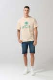 Camiseta kaki con texto college en frente y manga corta