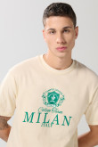 Camiseta kaki con texto college en frente y manga corta