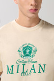 Camiseta kaki con texto college en frente y manga corta