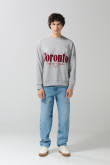 Buzo gris cuello redondo oversize con diseños college