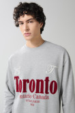 Buzo gris cuello redondo oversize con diseños college