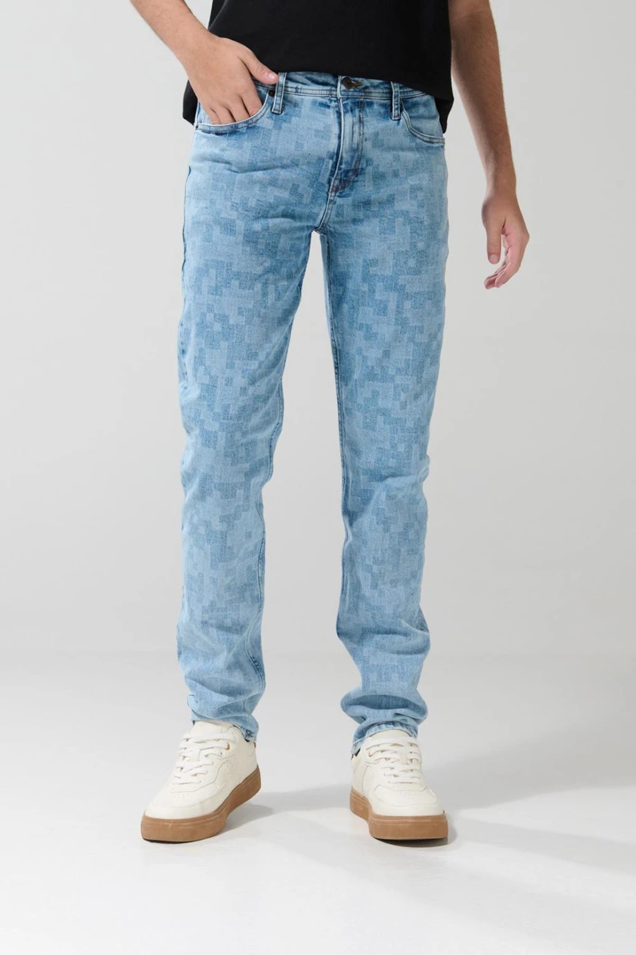 Jean slim azul claro ajustado con diseños y tiro bajo