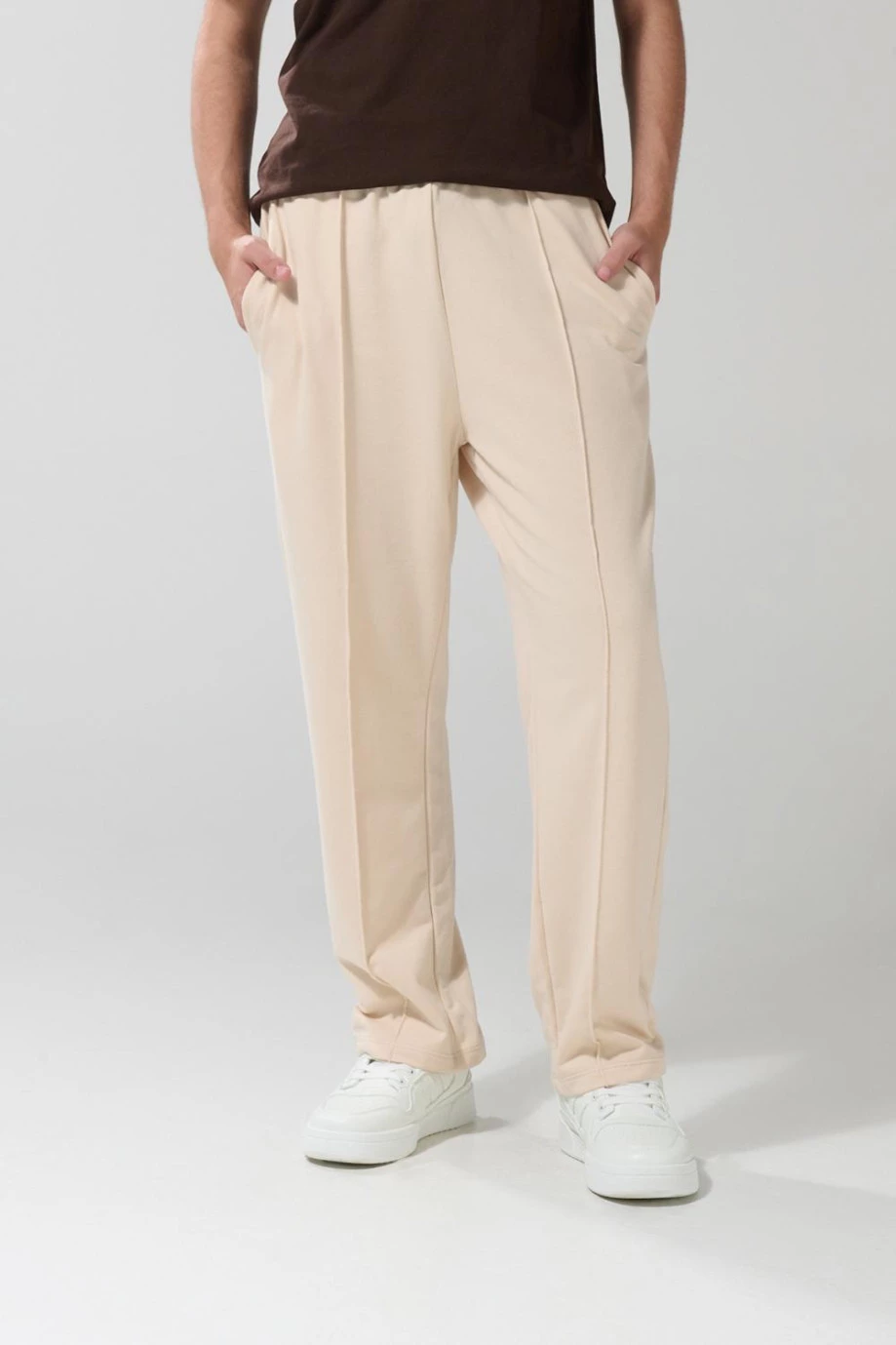 Pantalón jogger unicolor con bota recta y vena en frente