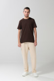 Pantalón jogger unicolor con bota recta y vena en frente