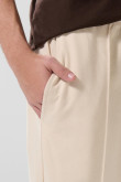Pantalón jogger unicolor con bota recta y vena en frente