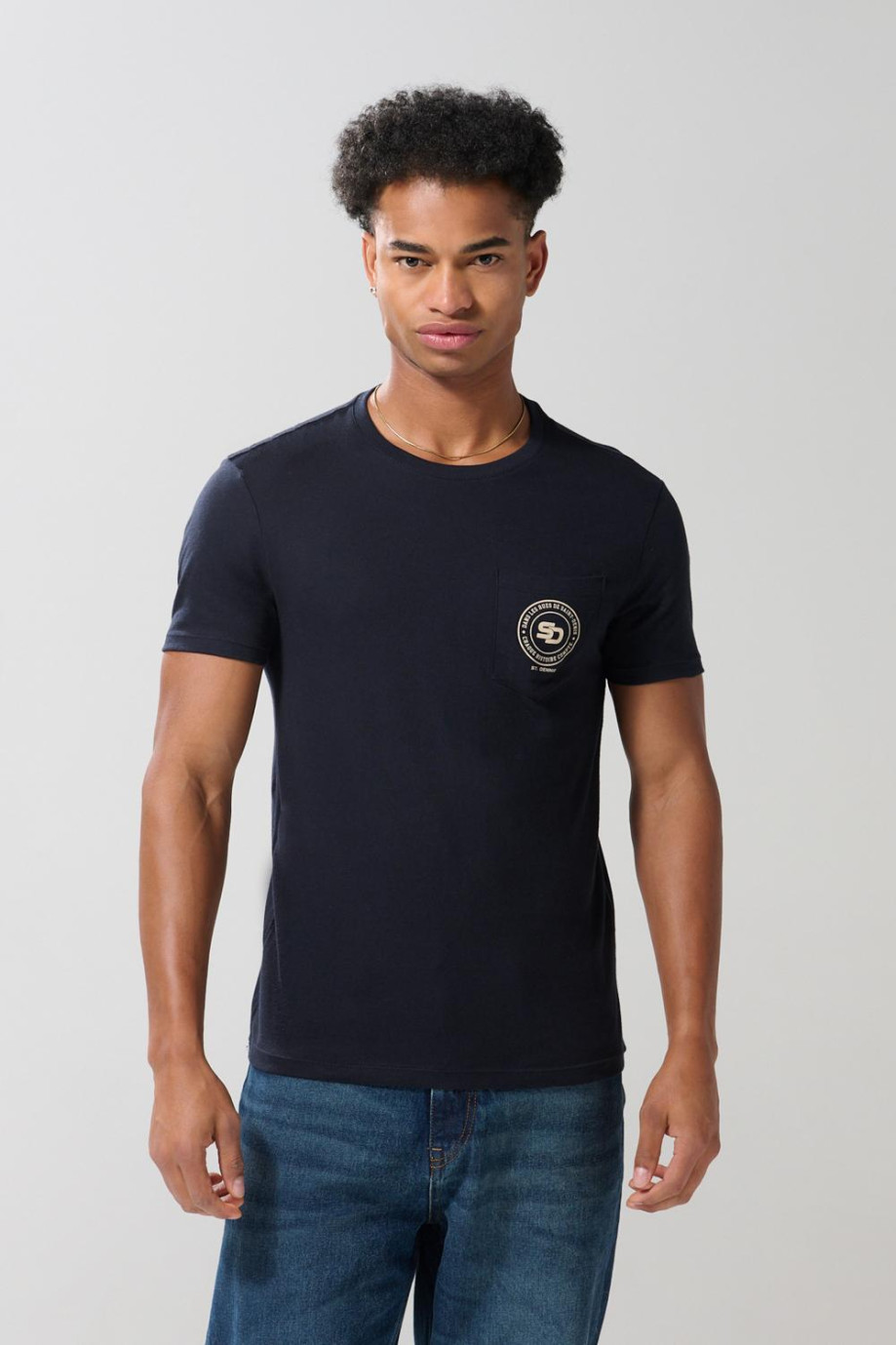 Camiseta cuello redondo azul college con bolsillo