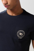 Camiseta cuello redondo azul college con bolsillo