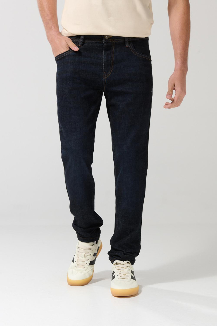 Jean azul skinny con tiro bajo y costuras en contraste