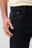 Jean azul skinny con tiro bajo y costuras en contraste