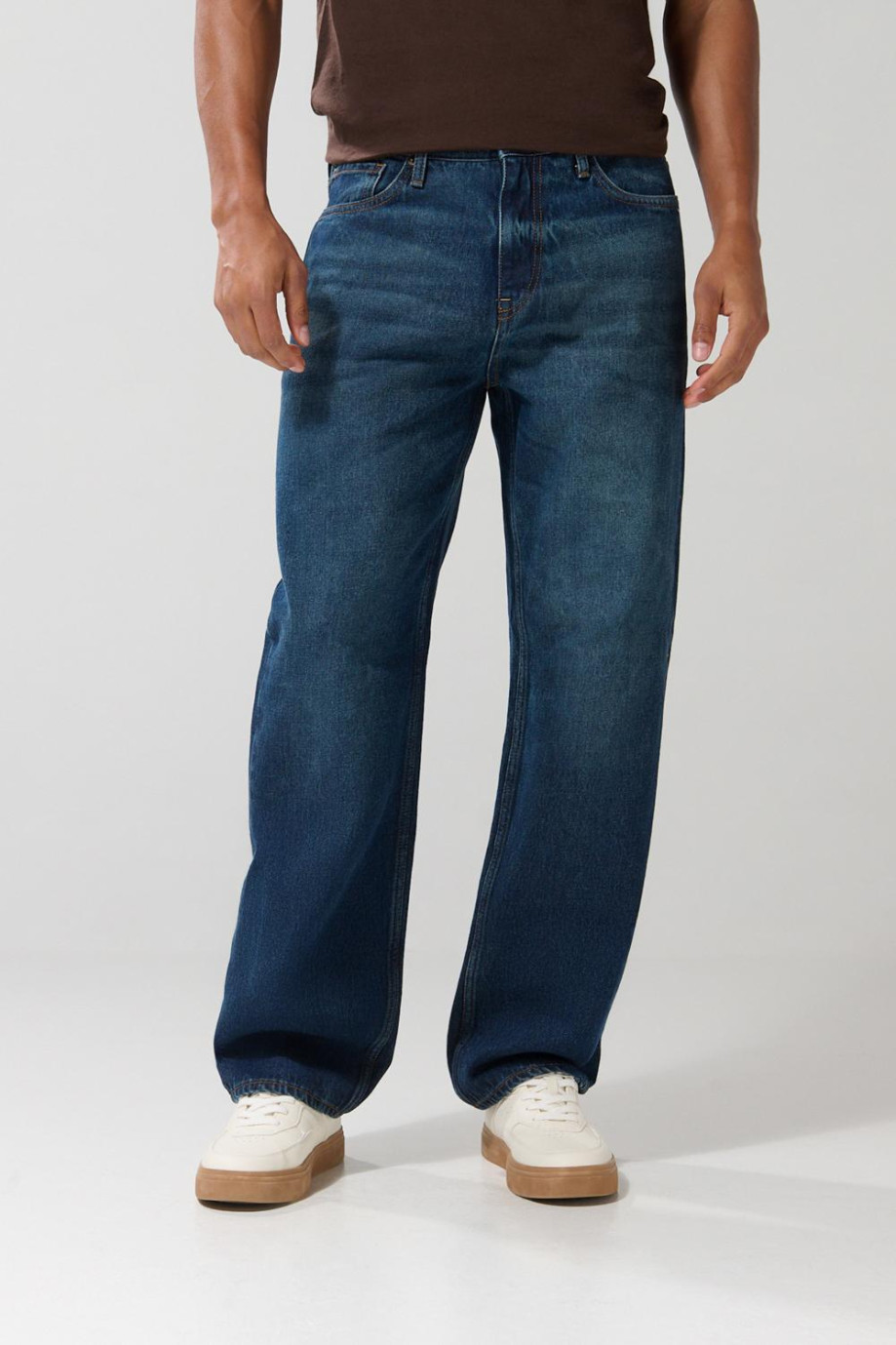 Jean azul oscuro tipo baggy con bota ancha y tiro medio