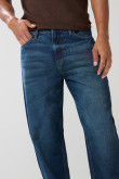 Jean azul oscuro tipo baggy con bota ancha y tiro medio