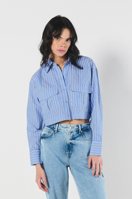 Blusa crop top unicolor oversize con bolsillos de tapa