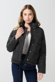 Chaqueta unicolor acolchada con cuello alto y broches