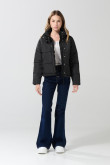 Chaqueta unicolor acolchada con cuello alto y broches