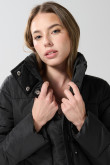 Chaqueta unicolor acolchada con cuello alto y broches