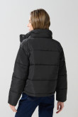 Chaqueta unicolor acolchada con cuello alto y broches