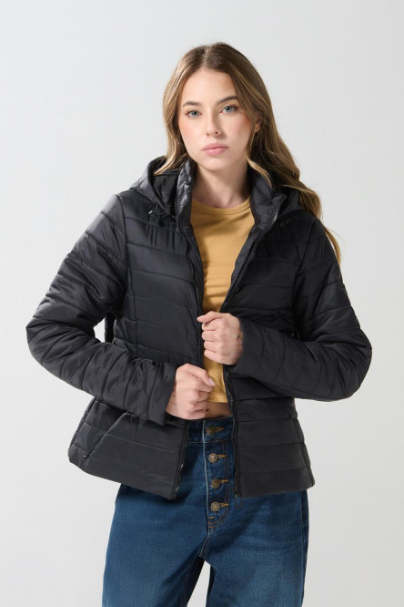 Chaqueta con capota unicolor acolchada y cuello alto