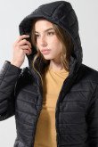 Chaqueta con capota unicolor acolchada y cuello alto