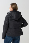 Chaqueta con capota unicolor acolchada y cuello alto