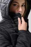 Chaqueta con capota unicolor acolchada y cuello alto