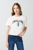 Camiseta crop top crema college con manga corta