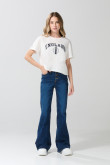 Camiseta crop top crema college con manga corta