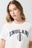 Camiseta crop top crema college con manga corta