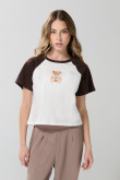 Camiseta crema con osito estampado y manga ranglan corta