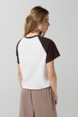 Camiseta crema con osito estampado y manga ranglan corta