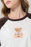Camiseta crema con osito estampado y manga ranglan corta