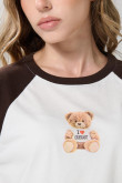 Camiseta crema con osito estampado y manga ranglan corta