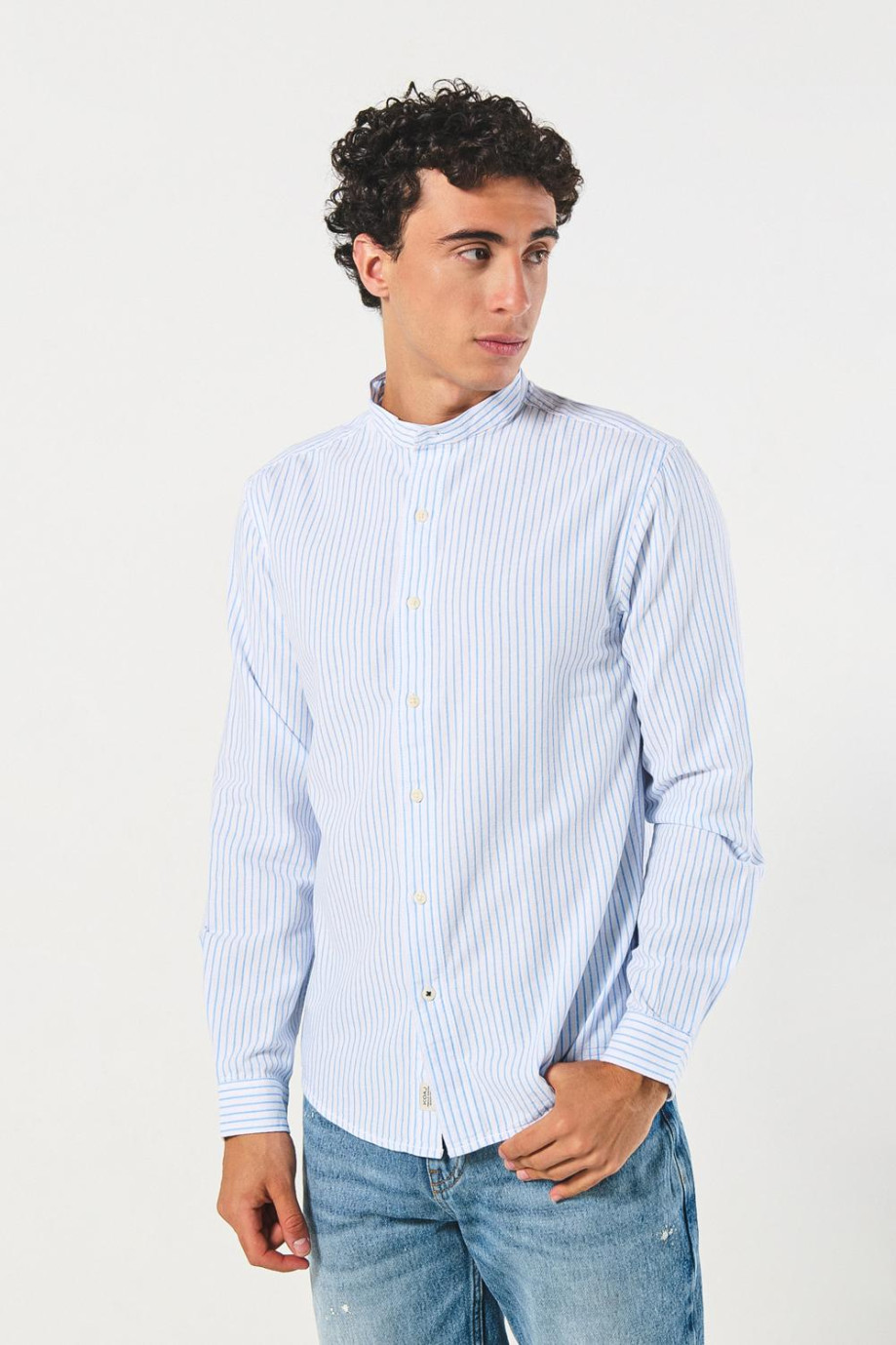 Camisa blanca con cuello nerú y rayas azules