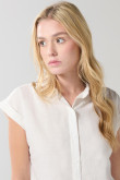 Blusa manga corta unicolor con hombro rodado y aberturas
