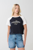 Camiseta azul manga ranglan corta con arte college