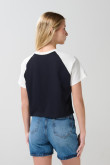 Camiseta azul manga ranglan corta con arte college