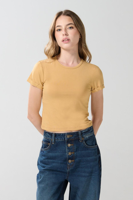 Camiseta con doblez en puños unicolor y manga corta
