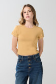 Camiseta con doblez en puños unicolor y manga corta
