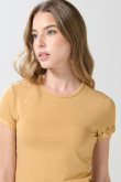 Camiseta con doblez en puños unicolor y manga corta