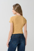 Camiseta con doblez en puños unicolor y manga corta