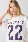 Camiseta cuello V crema con diseños college oversize