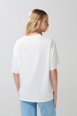 Camiseta cuello V crema con diseños college oversize