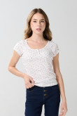 Camiseta crema con escote redondo y diseños de flores