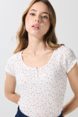 Camiseta crema con escote redondo y diseños de flores