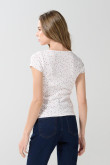 Camiseta crema con escote redondo y diseños de flores