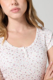 Camiseta crema con escote redondo y diseños de flores