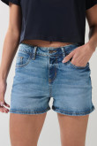 Short en jean azul claro con bolsillos, tiro alto y botón