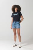 Short en jean azul claro con bolsillos, tiro alto y botón