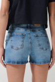Short en jean azul claro con bolsillos, tiro alto y botón