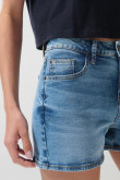 Short en jean azul claro con bolsillos, tiro alto y botón