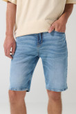 Bermuda slim tiro bajo en jean azul con desgastes